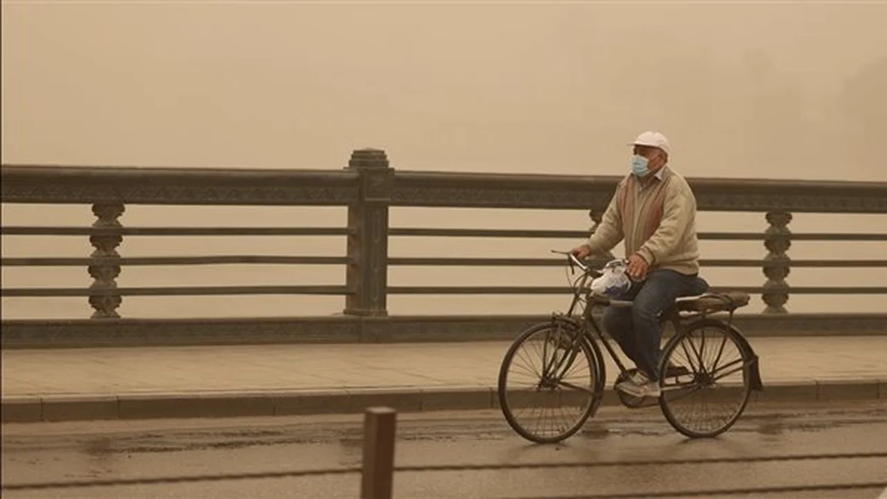 تأثير الرياح المثيرة للأتربة والرمال على عدة مناطق خلال الساعات المقبلة